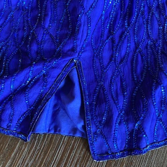Gorgeous, 100% silk ladies sequin dress in beautiful electric blue.  Vintage - Picture 10 of 11